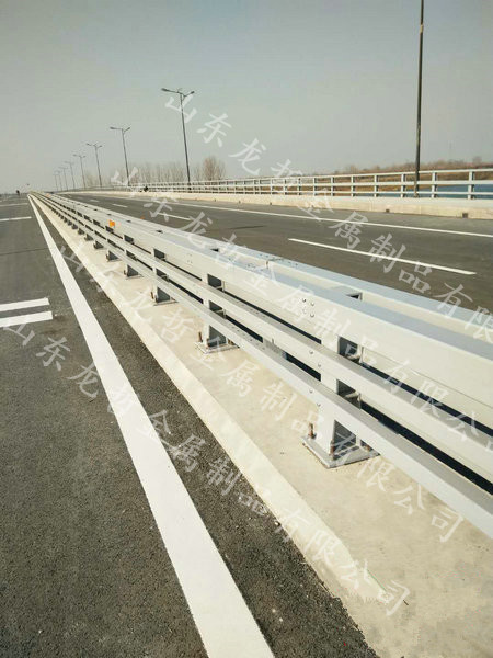 清遠防撞護欄工程案例 清遠防撞護欄工程案例